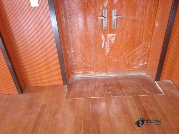 国产篮球场地板施工团队3