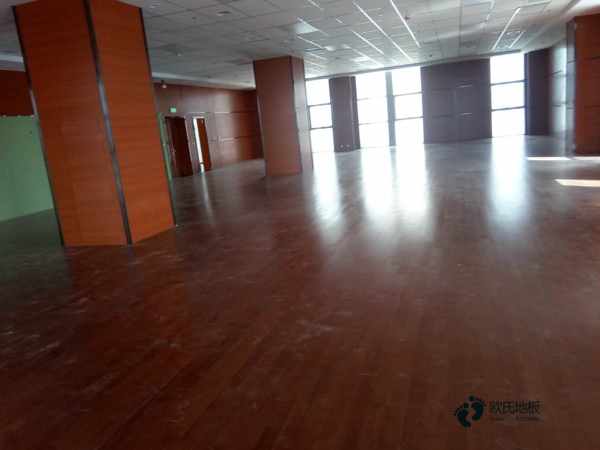 国产篮球场地板施工团队2